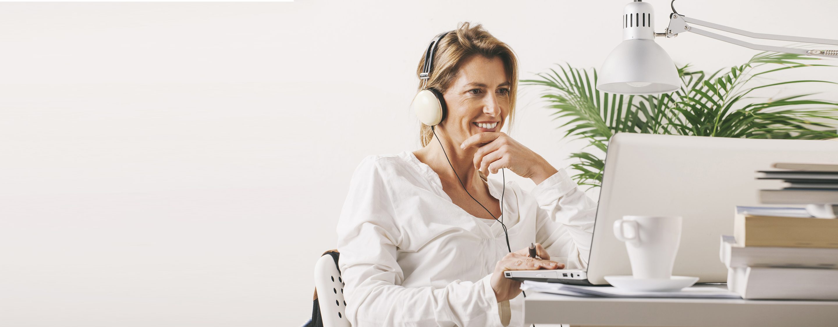 alumna escuchando contenido en inglés